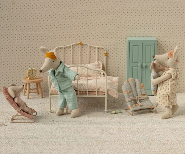 Maileg leżaczek różowy babysitter 2