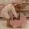 Drewniany wózek dla lalek różowy z pościelą Little Dutch 1